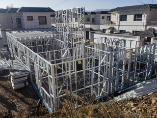 華能微排建筑給老百姓一個綠色的家●像搭積木一樣建房●我們每天追蹤微排建筑搭建進(jìn)展每天更新用近百張圖片展示建造全過程樣板間地址：臨夏州和政縣達(dá)浪鄉(xiāng)大莊新農(nóng)村分五個重大步驟地基部分輕鋼裝配部分屋面外墻裝修